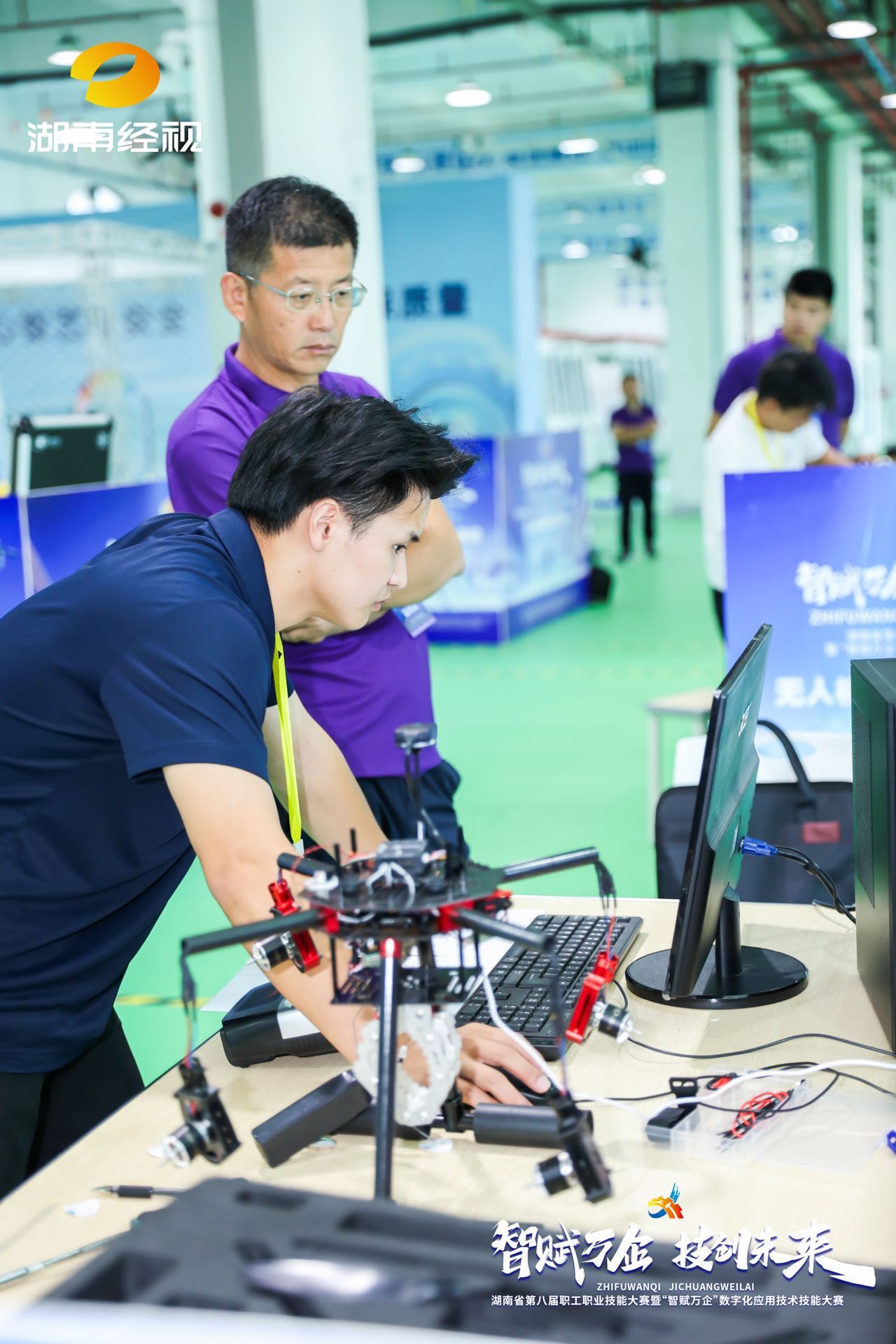 00后蔡吉旺:用无人机“编织”校园低空物流网